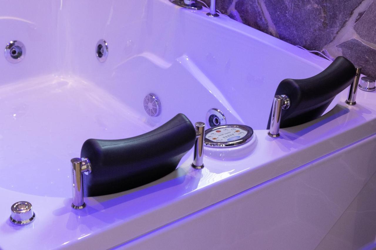 Lovely Rooms - Guest House Suites Triggiano Bagian luar foto