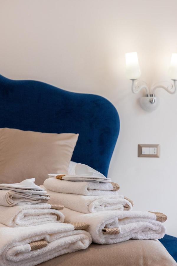Lovely Rooms - Guest House Suites Triggiano Bagian luar foto