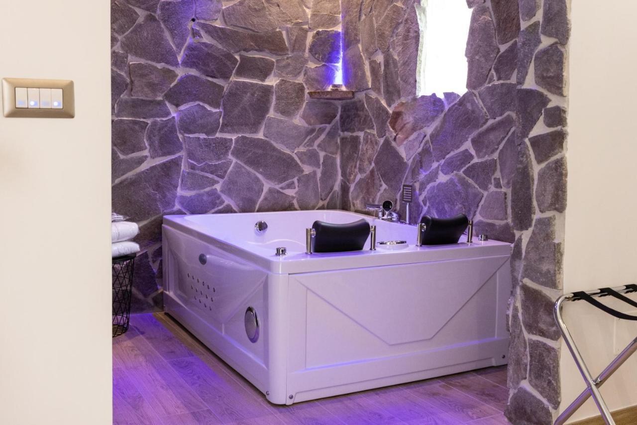 Lovely Rooms - Guest House Suites Triggiano Bagian luar foto