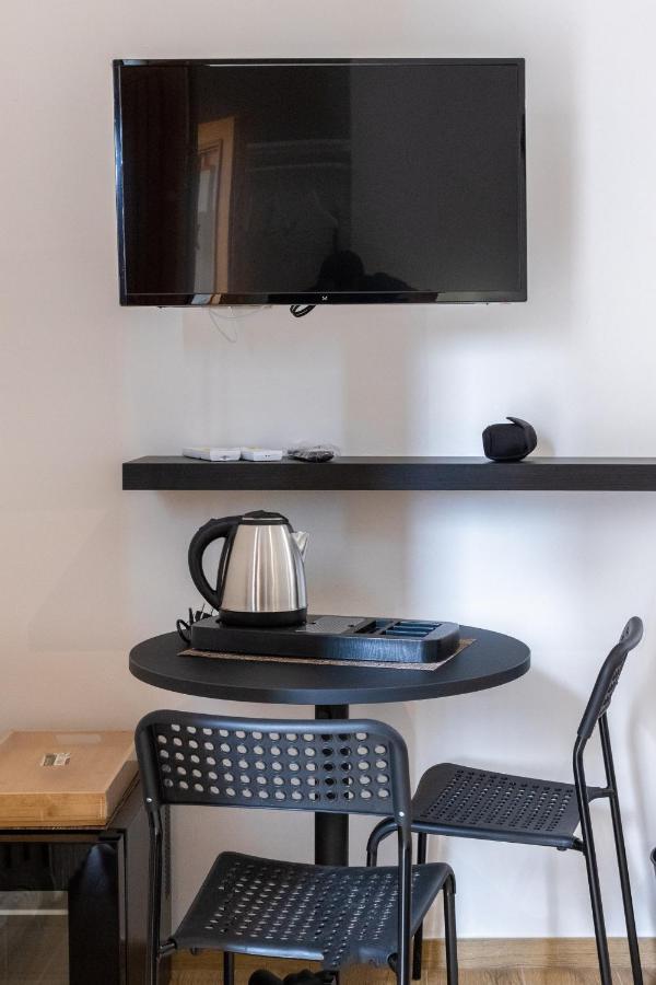 Lovely Rooms - Guest House Suites Triggiano Bagian luar foto