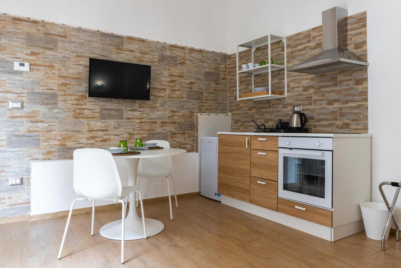 Lovely Rooms - Guest House Suites Triggiano Bagian luar foto